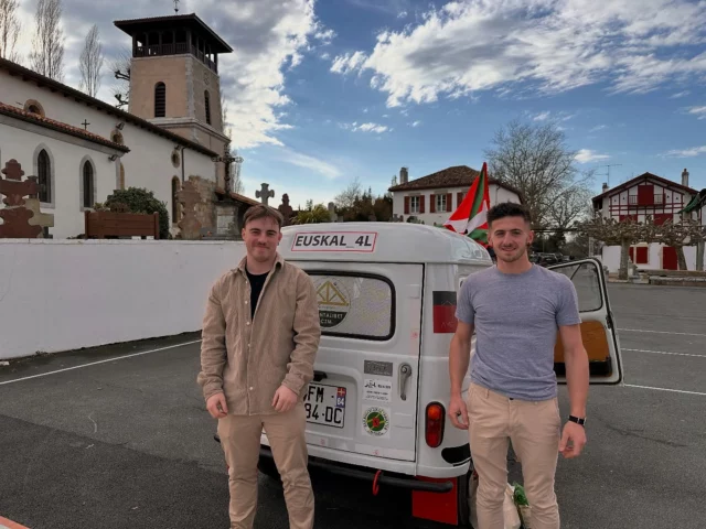 🚗💨 Iparra soutient @euskal_4l ! 🎒🏁
 Nous sommes fiers d’accompagner Xabi et Txomin dans leur aventure exceptionnelle : le 4L Trophy 2025 ! 🏜️ 
Un rallye-raid humanitaire de près de 6 000 km à travers  le Maroc, au volant de leur mythique Renault 4L.
Un défi sportif, solidaire et humain, au profit de l’éducation des enfants marocains. 📚✨

🔴 Restez connectés pour suivre leur aventure ! #Iparra #Euskal4L #4ltrophy2025 #Solidarité #Aventure