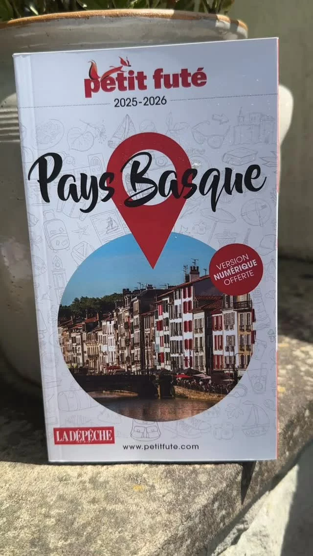 📖 On a feuilleté le Petit Futé… et on est tombés sur Iparra !
✨ Et voici ce que ça donne en vrai…

Depuis 14 ans, notre maison d’hôtes est recommandée dans le Petit Futé – Pays Basque & Chambres d’hôtes.
Une belle reconnaissance pour un lieu pensé avec ❤️ au cœur du Pays Basque.

🏡 4 chambres de charme
🍃 Calme & nature à Arcangues
🥐 Petit déjeuner maison
🧀 Planches gourmandes sur demande
💆‍♀️ Massages sur réservation

📍À 10 min de Biarritz, du golf et des plages

🔗 Réservez votre séjour sur www.iparra.fr

#petitfuté #iparra #chambresdhotes #paysbasque_tourisme #arcangues #tourismefrance #maisondhôtes #séjourdecharme #vacancespaysbasque #biarritz #slowtourism